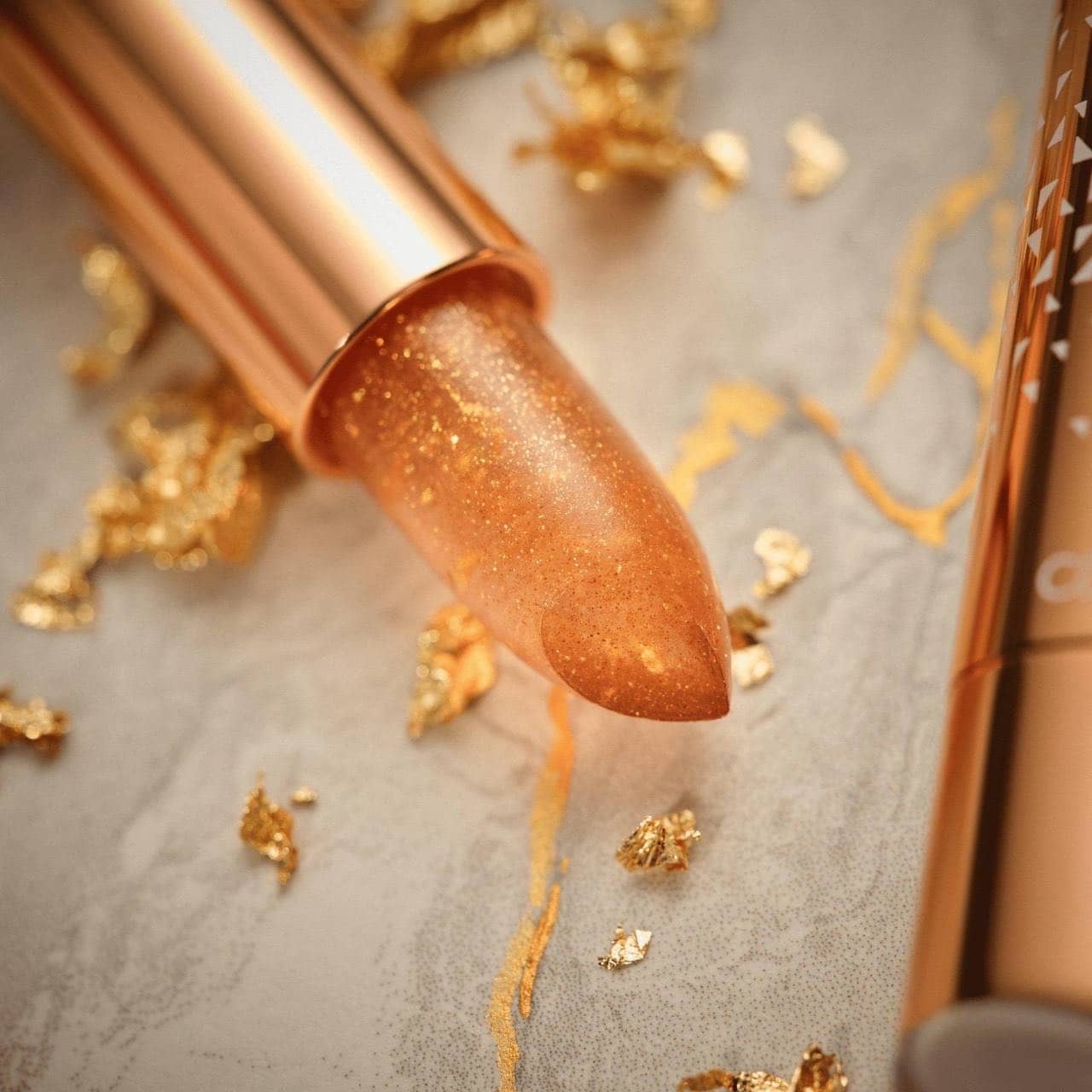 Бальзам для губ Glam In Gold Glow Lip Balm, 010 In A Gold Rush, 3.5 г 2