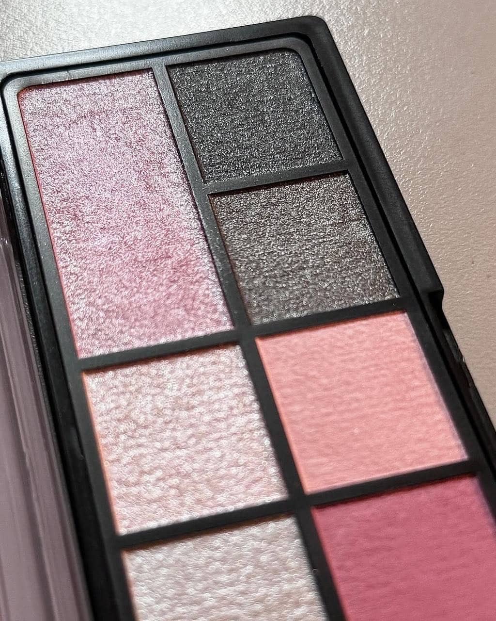 Палетка теней для век The Soft Peony Eyeshadow Palette 2