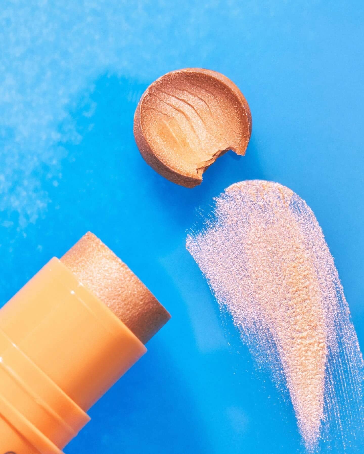 Хайлайтер в стике Baby Got Holo Glow highlighter stick, 10 Apricotly 4